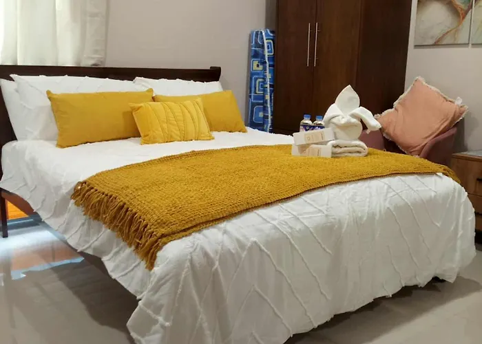 Queen V Staycation Tower D Apartahotel