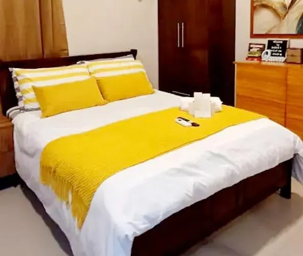Apartahotel Queen V Staycation Tower D Manila